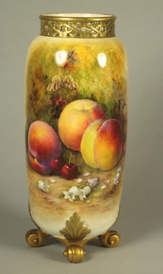 A ROYAL WORCESTER CHINA VASE Image