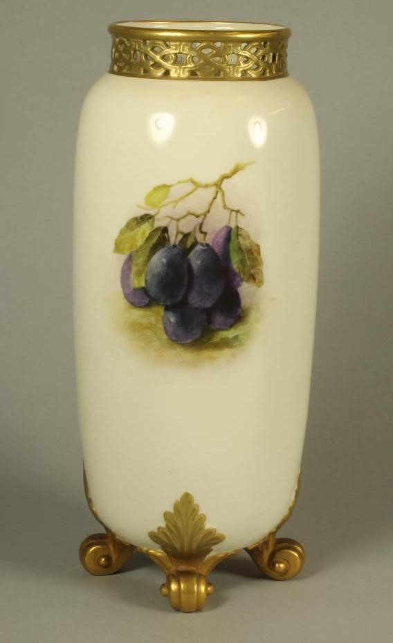 A ROYAL WORCESTER CHINA VASE Image