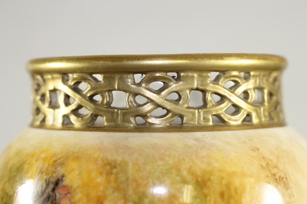 A ROYAL WORCESTER CHINA VASE Image