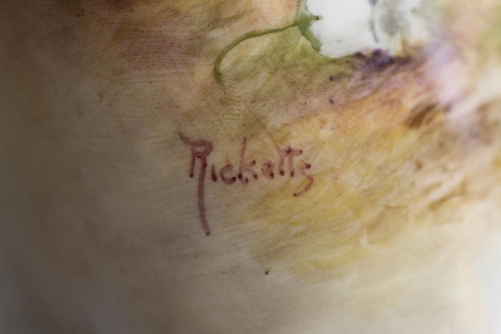 A ROYAL WORCESTER CHINA VASE Image