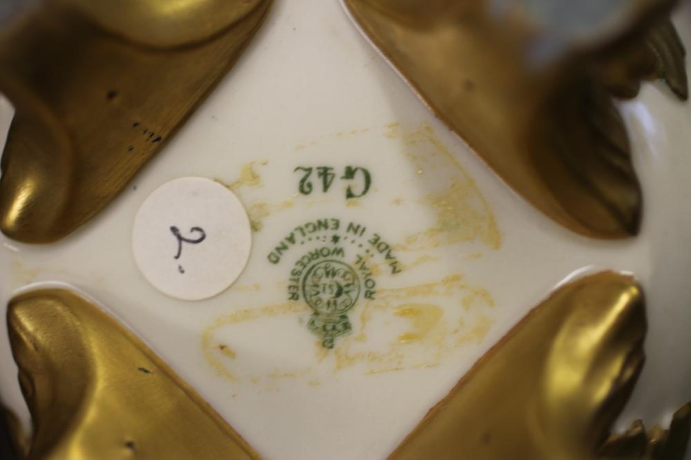 A ROYAL WORCESTER CHINA VASE Image