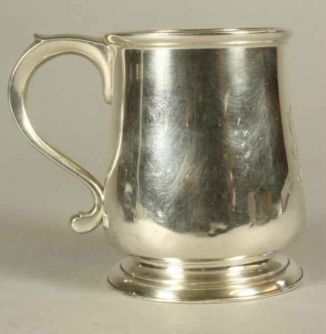 AN EARLY VICTORIAN SILVER MUG Image