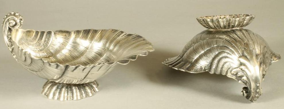 A PAIR OF CONTINENTAL WHITE METAL ESCALLOP SHELL DISHES Image