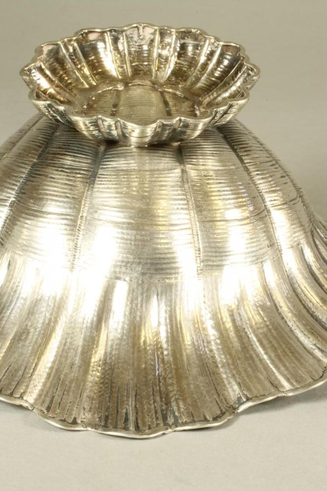 A PAIR OF CONTINENTAL WHITE METAL ESCALLOP SHELL DISHES Image