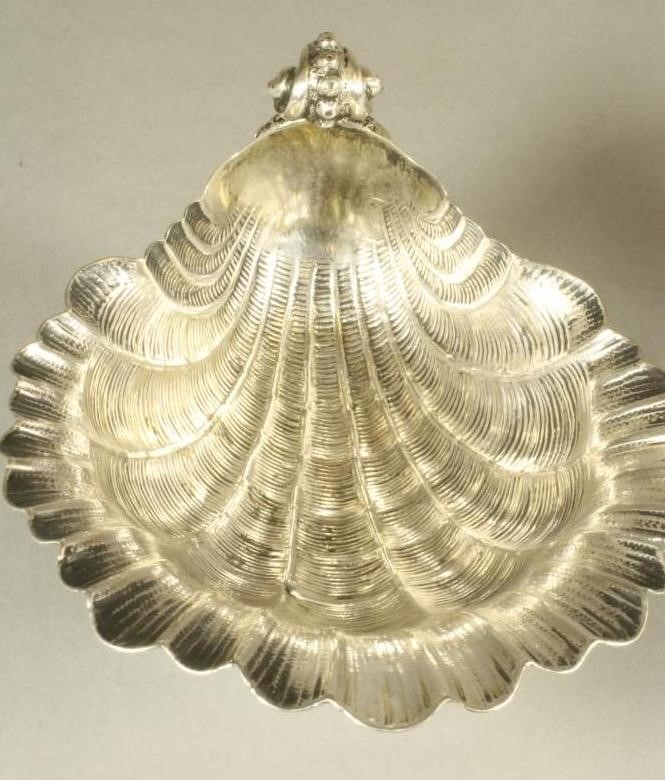 A PAIR OF CONTINENTAL WHITE METAL ESCALLOP SHELL DISHES Image