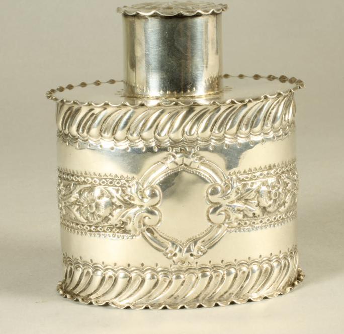 A LATE VICTORIAN SILVER TEA CANISTER Image
