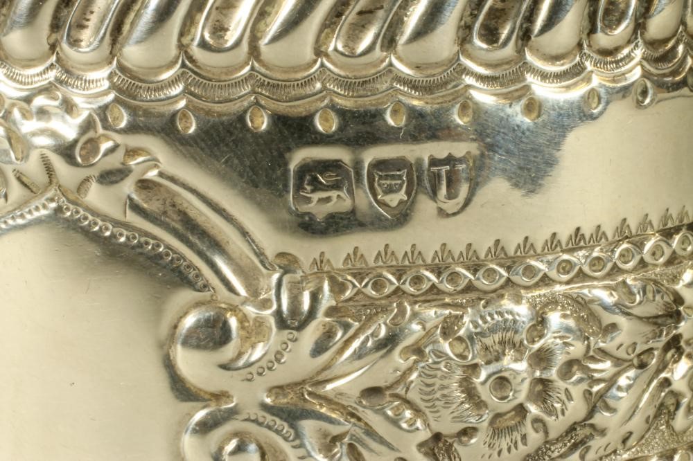 A LATE VICTORIAN SILVER TEA CANISTER Image