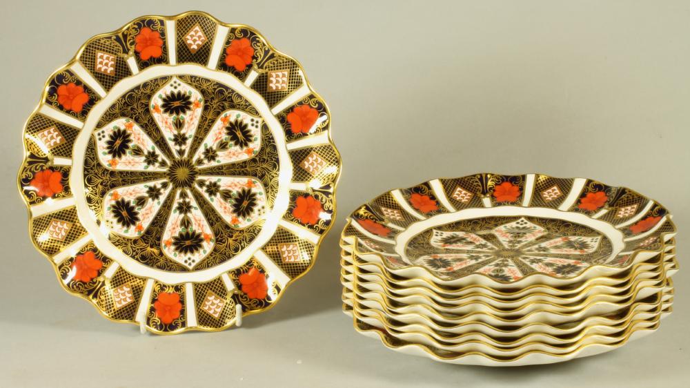 A SET OF TEN ROYAL CROWN DERBY CHINA DESSERT PLATES Image