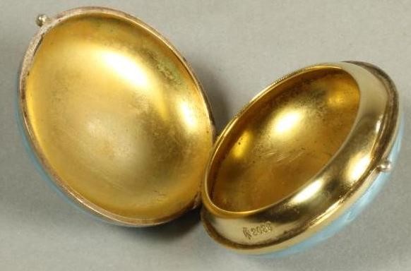 A CONTINENTAL SILVER AND ENAMEL PILL BOX Image