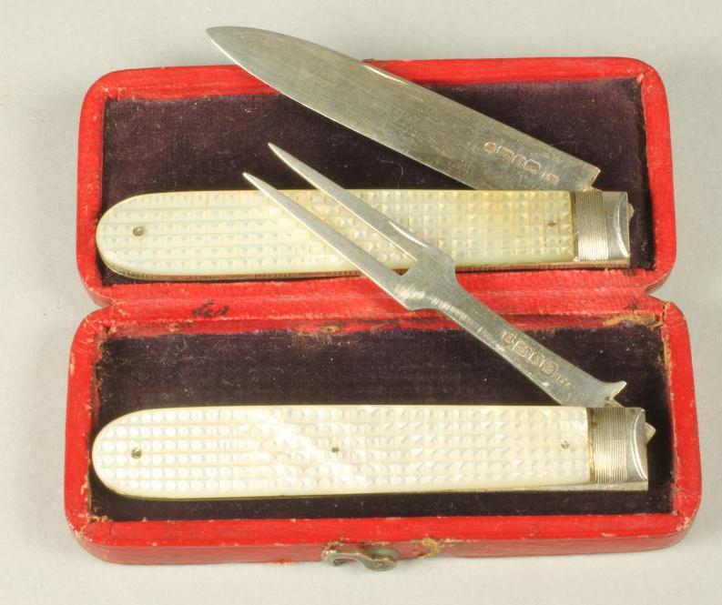 A GEORGE IV FOLDING SILVER FRUIT KNIFE AND FORK Image