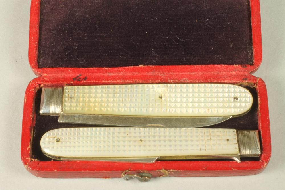 A GEORGE IV FOLDING SILVER FRUIT KNIFE AND FORK Image