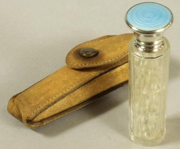 AN ART DECO CLEAR GLASS SMELLING SALTS PHIAL of panelled cylindrical form with heart shaped stopper Image