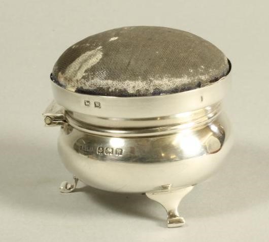 AN ART DECO CLEAR GLASS SMELLING SALTS PHIAL of panelled cylindrical form with heart shaped stopper Image