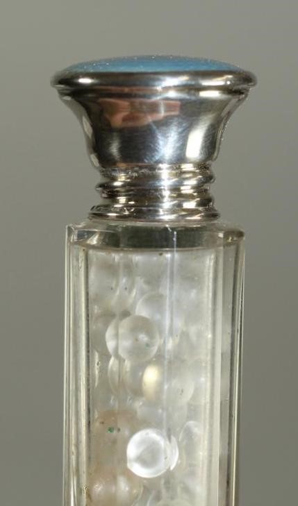 AN ART DECO CLEAR GLASS SMELLING SALTS PHIAL of panelled cylindrical form with heart shaped stopper Image