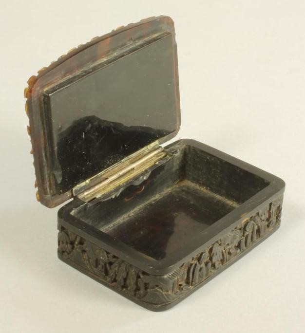 A CANTONESE TORTOISESHELL SNUFF BOX Image