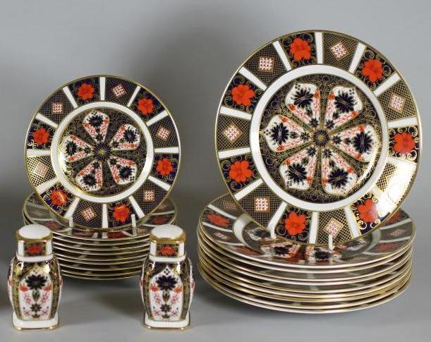 A SET OF TEN ROYAL CROWN DERBY CHINA DESSERT PLATES Image