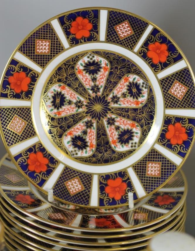 A SET OF TEN ROYAL CROWN DERBY CHINA DESSERT PLATES Image