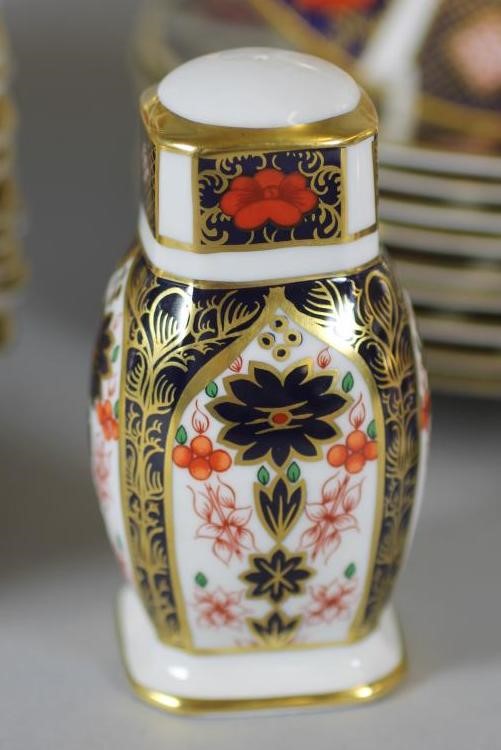 A SET OF TEN ROYAL CROWN DERBY CHINA DESSERT PLATES Image