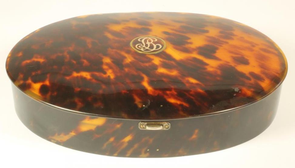 AN ART DECO TORTOISESHELL CASED MANICURE SET of plain oval form Image