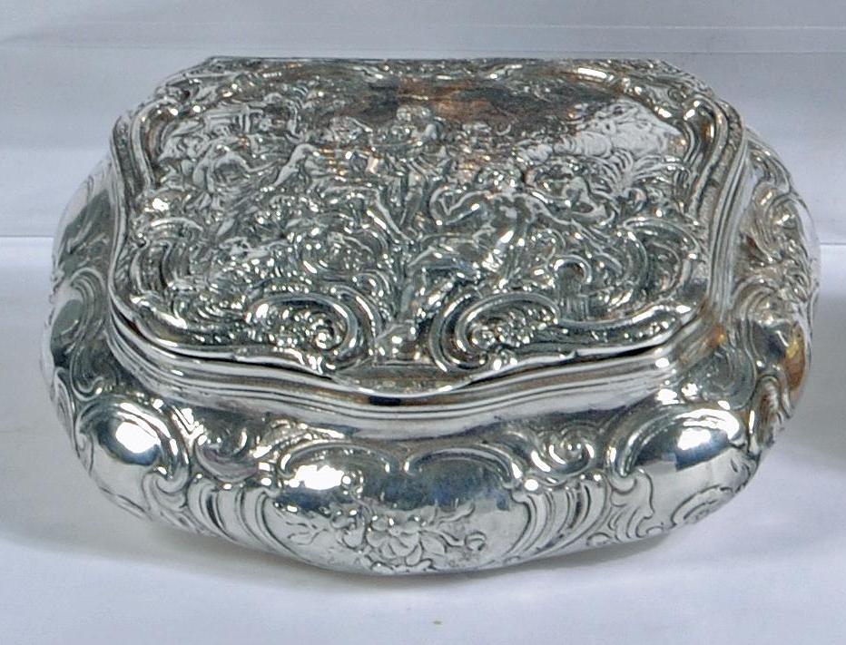 A CONTINENTAL SILVER TABLE SNUFF BOX Image