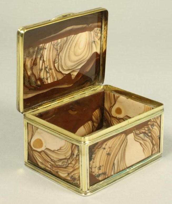 AN ENGLISH POLISHED AGATE TABLE SNUFF BOX Image