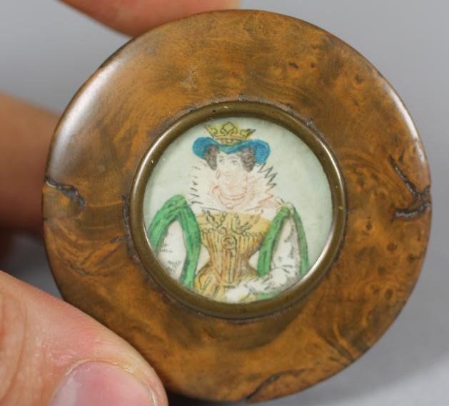 A GEORGIAN PRESSED YEW WOOD SNUFF BOX AND COVER Image