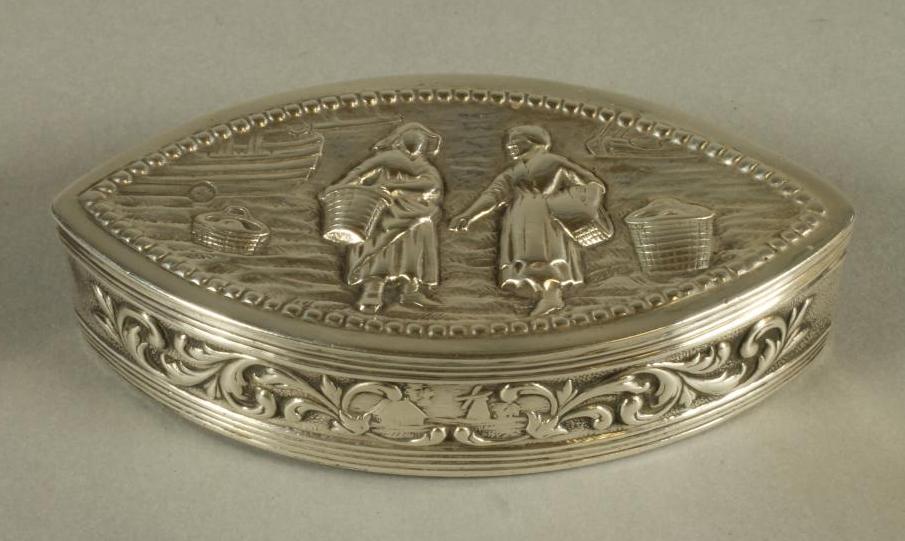 A SILVER SNUFF BOX Image