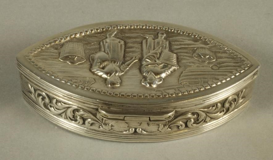 A SILVER SNUFF BOX Image