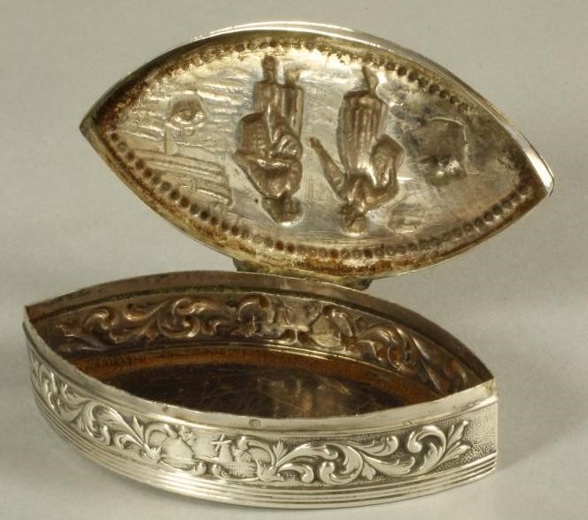 A SILVER SNUFF BOX Image