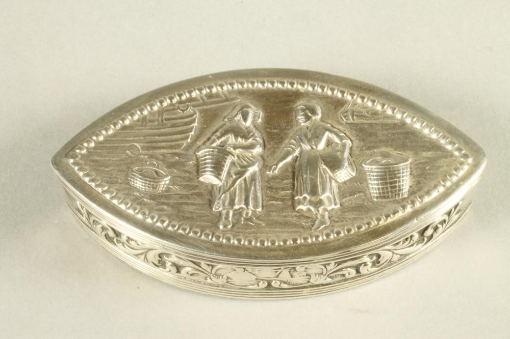 A SILVER SNUFF BOX Image