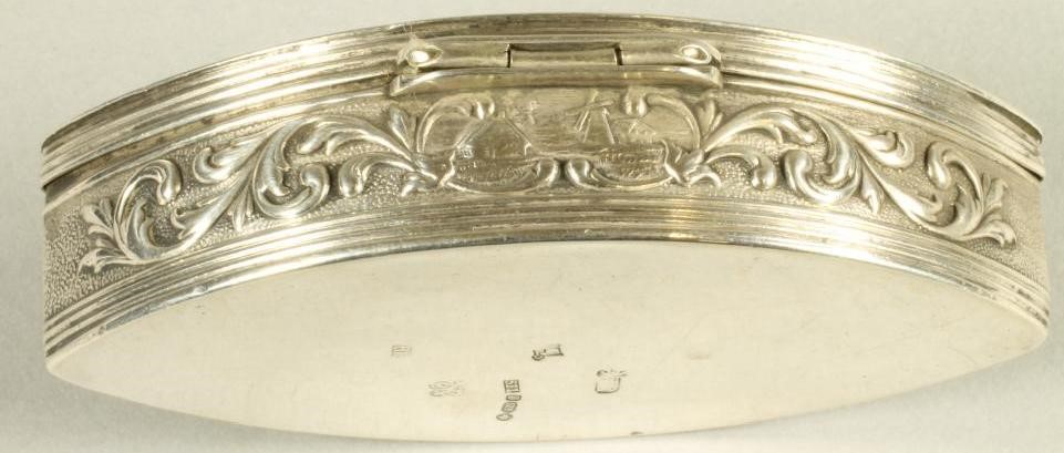 A SILVER SNUFF BOX Image