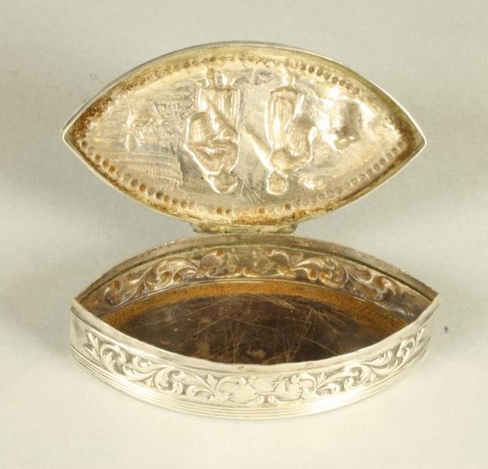 A SILVER SNUFF BOX Image