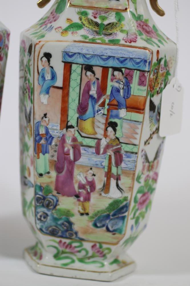 A HADLEY'S WORCESTER CHINA SMALL VASE Image