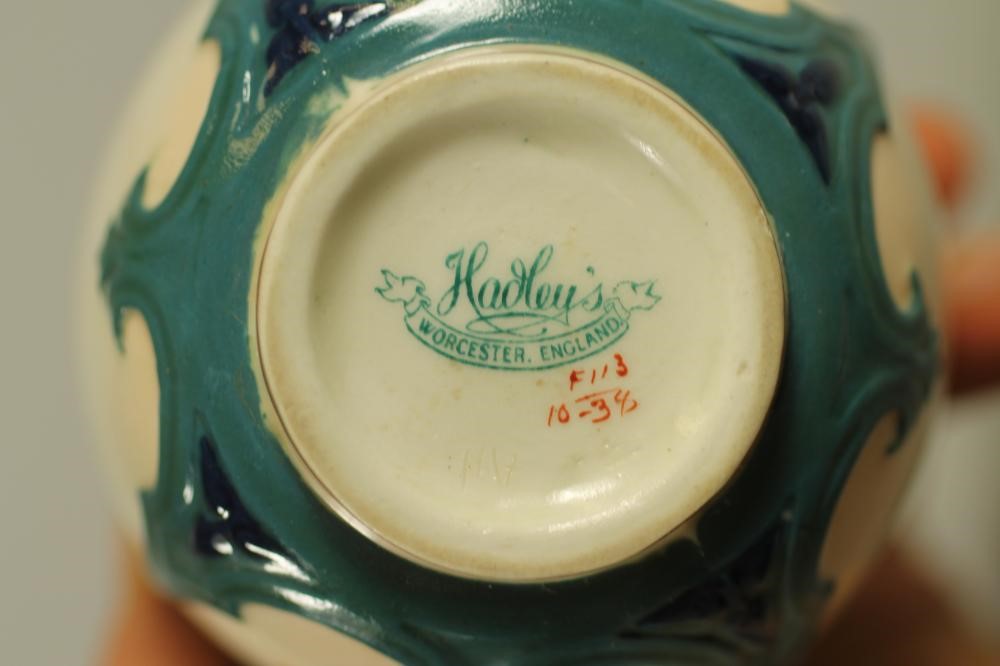 A HADLEY'S WORCESTER CHINA SMALL VASE Image