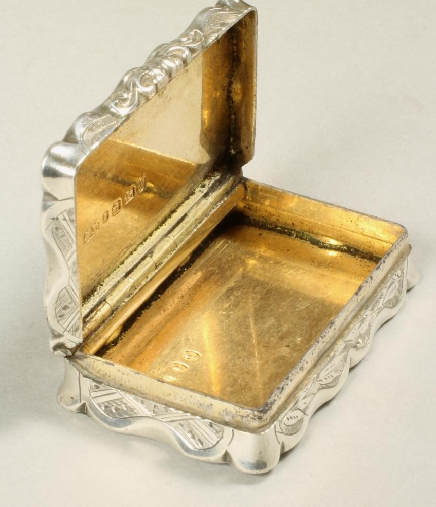 A VICTORIAN SILVER SNUFF BOX Image