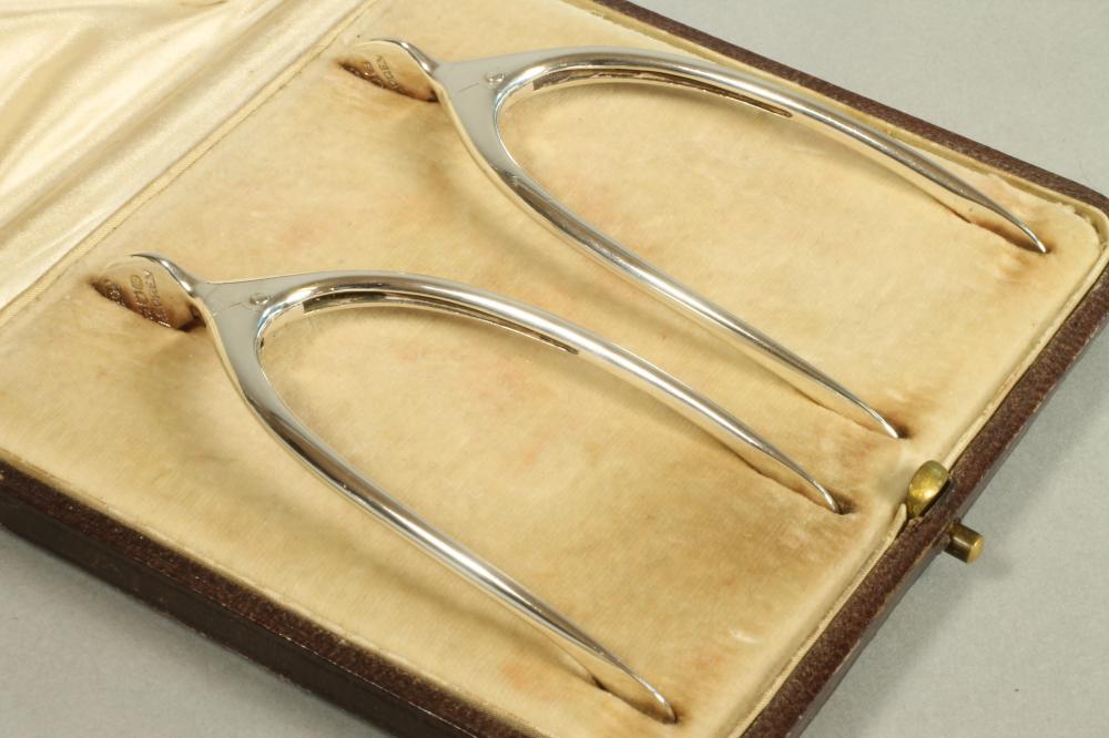 A PAIR OF SILVER NOVELTY WISHBONE SUGAR NIPS Image