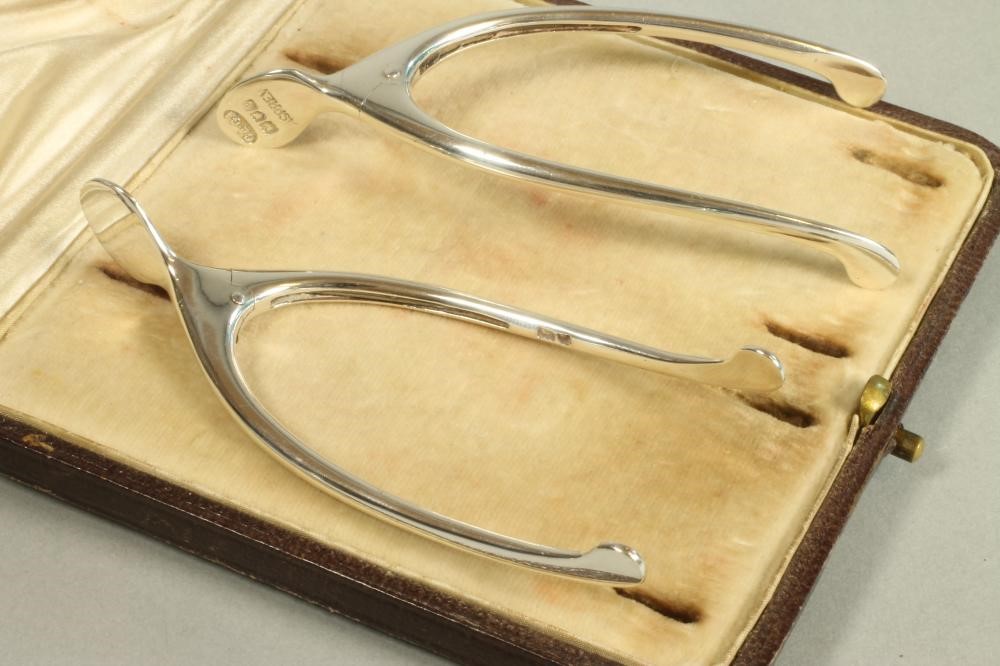A PAIR OF SILVER NOVELTY WISHBONE SUGAR NIPS Image