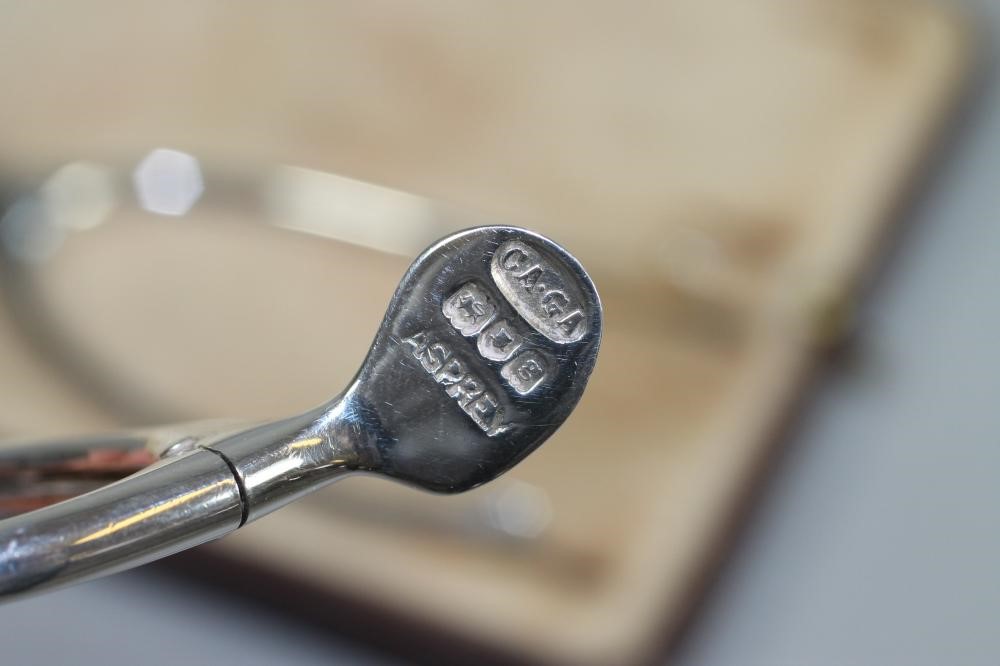 A PAIR OF SILVER NOVELTY WISHBONE SUGAR NIPS Image