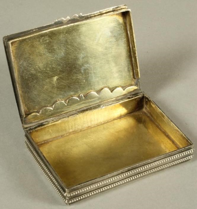 A VICTORIAN SNUFF BOX Image