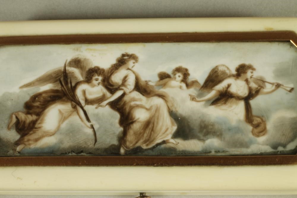 AN IVORY BEAUTY CASE Image
