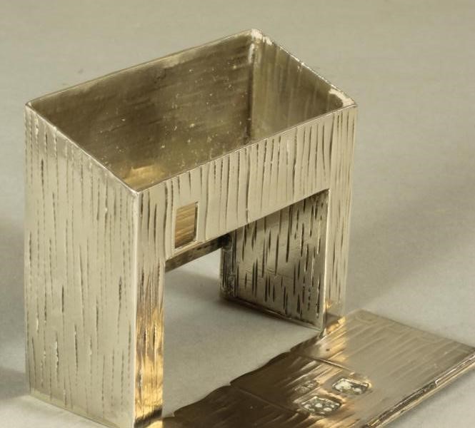 AN EDWARDIAN SILVER NOVELTY FARMYARD COOP Image