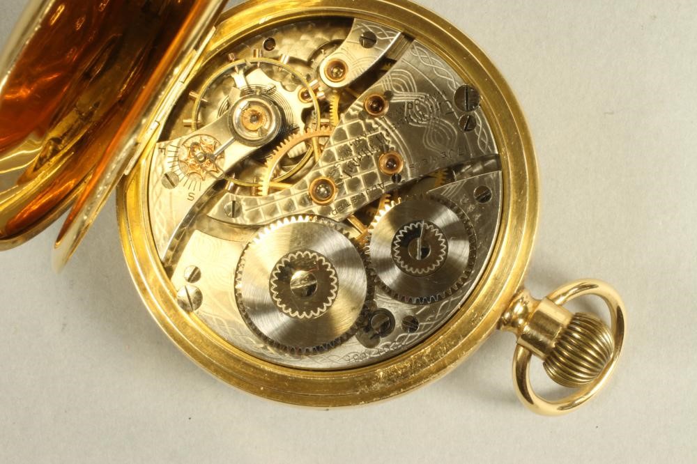 A GENTLEMAN'S 18CT GOLD TOP WIND HALF HUNTER POCKET WATCH Image