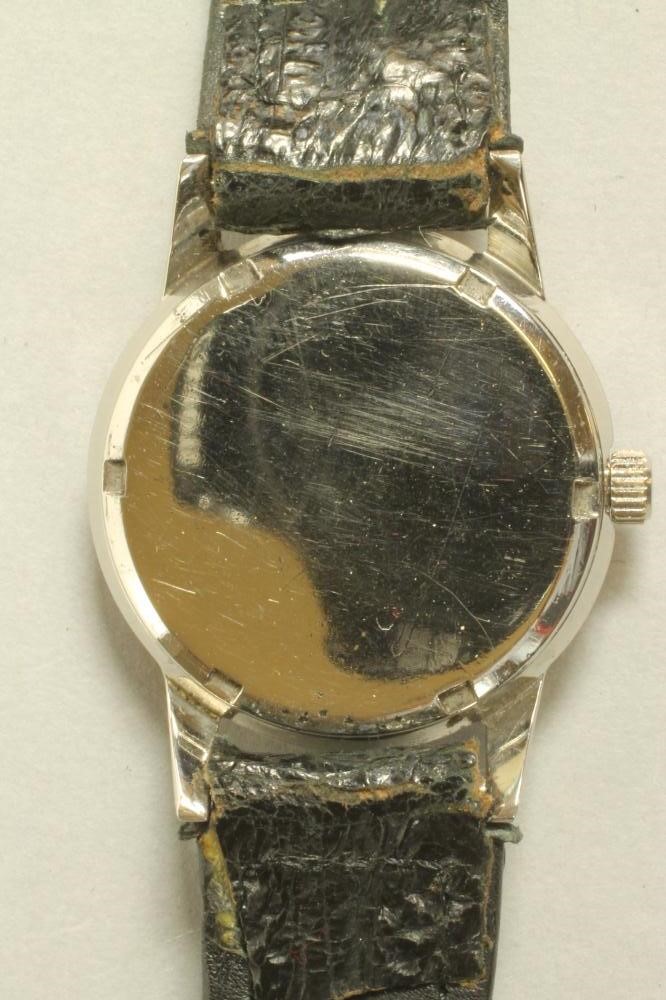 A GENTLEMAN'S OMEGA WRISTWATCH Image