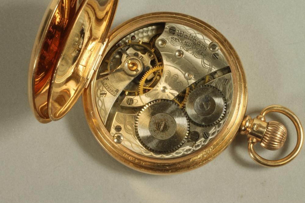 A GENTLEMAN'S 9CT GOLD WALTHAM TOP WIND HUNTER POCKET WATCH Image