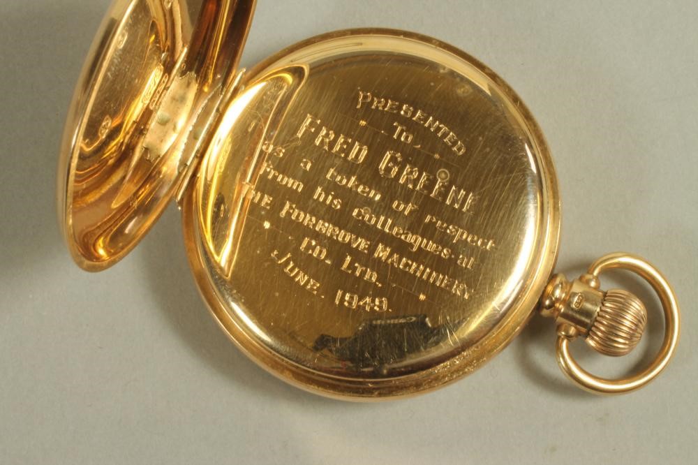 A GENTLEMAN'S 9CT GOLD WALTHAM TOP WIND HUNTER POCKET WATCH Image