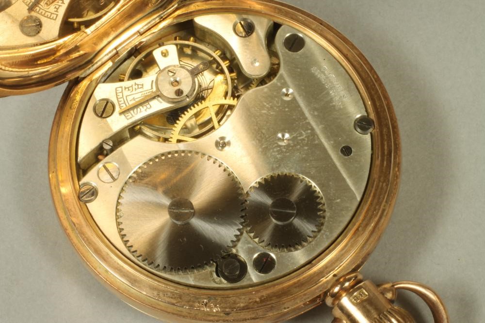 A GENTLEMAN'S 9CT GOLD TOP WIND HALF HUNTER POCKET WATCH Image