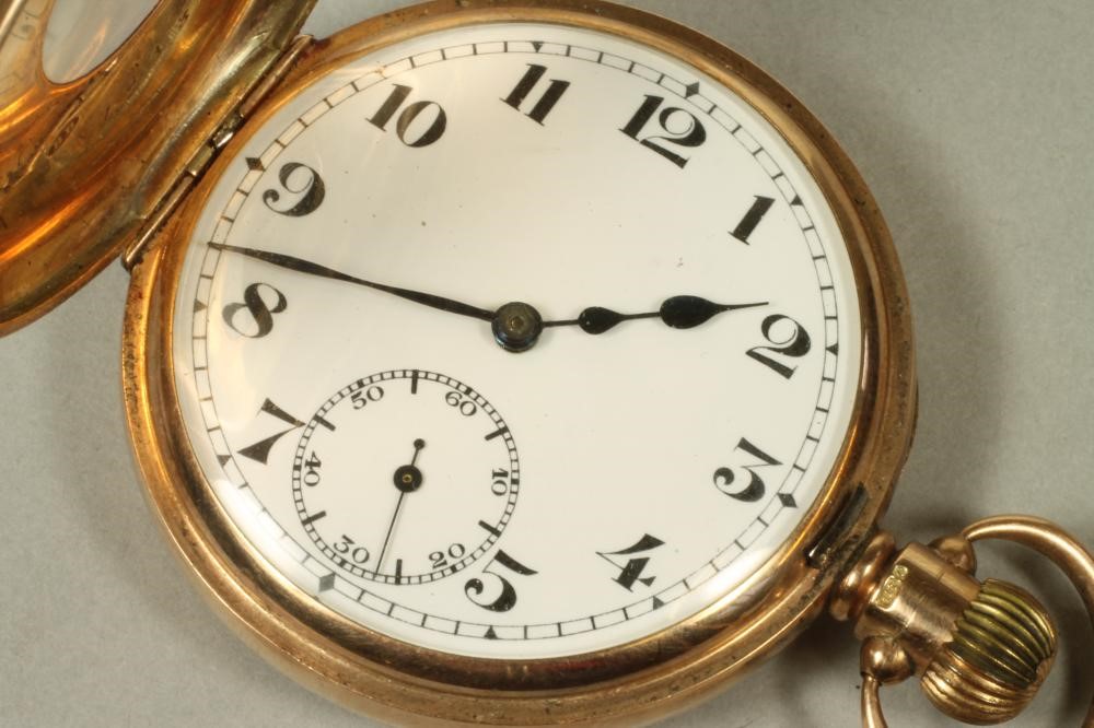 A GENTLEMAN'S 9CT GOLD TOP WIND HALF HUNTER POCKET WATCH Image