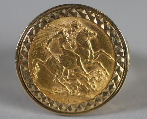 A GEORGE V GOLD SOVEREIGN Image