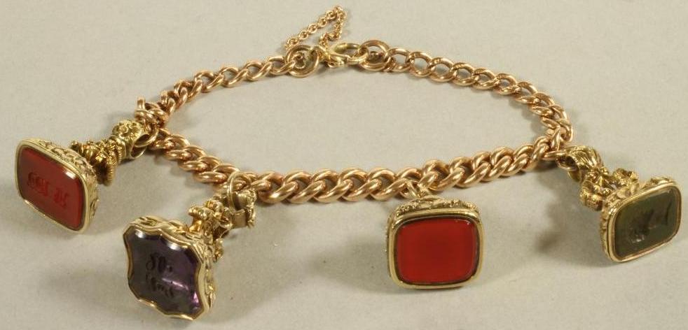 A 9CT GOLD HOLLOW CURB LINK CHAIN BRACELET Image