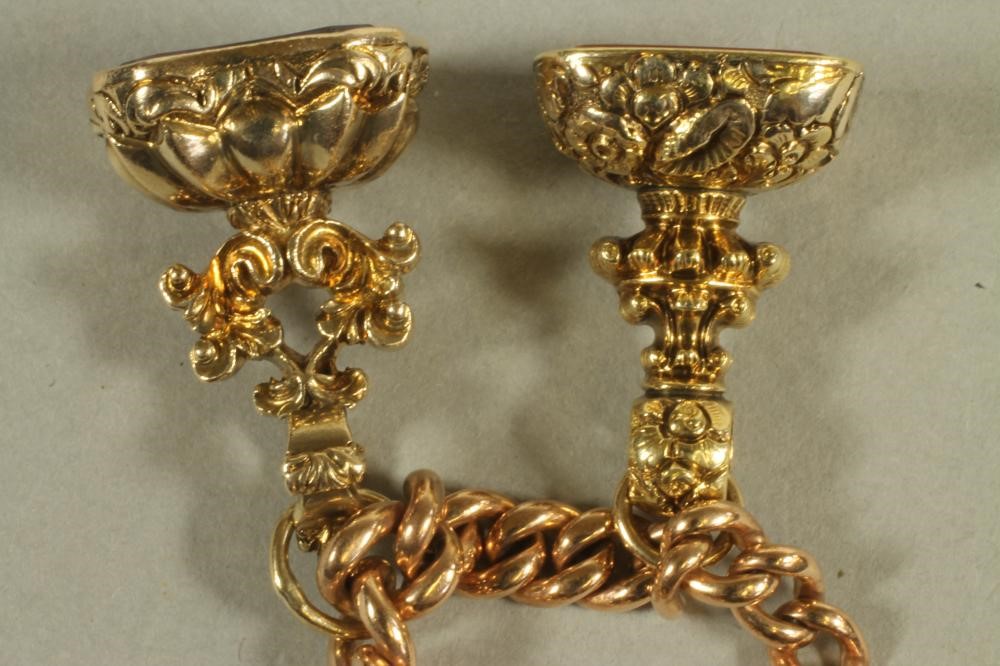 A 9CT GOLD HOLLOW CURB LINK CHAIN BRACELET Image